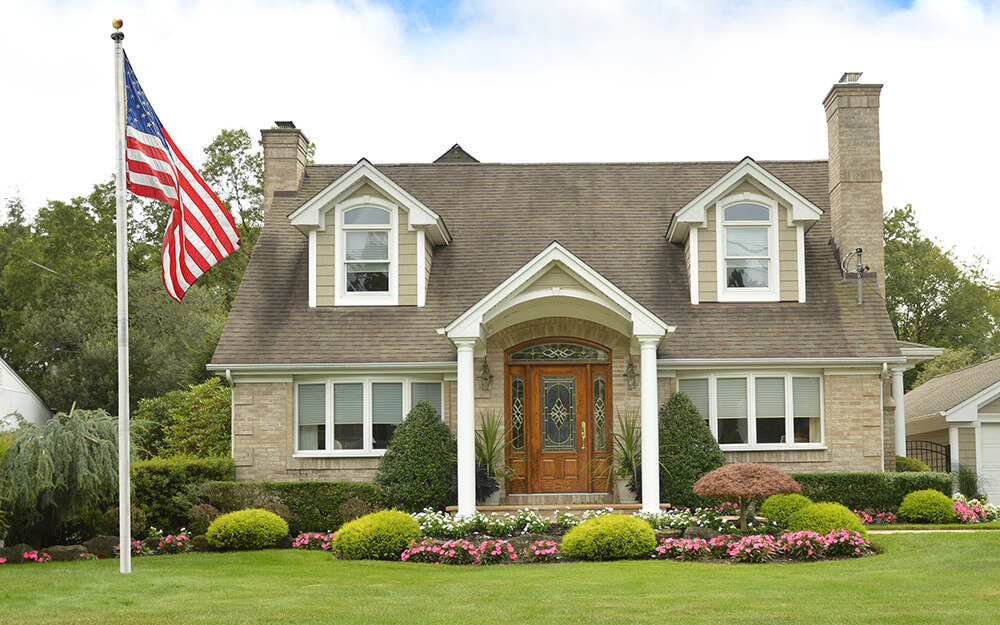 Flag house. Дом с американским флагом. Большой дом в американском стиле. Американский дом с флагом США. Арсенал в американском доме.